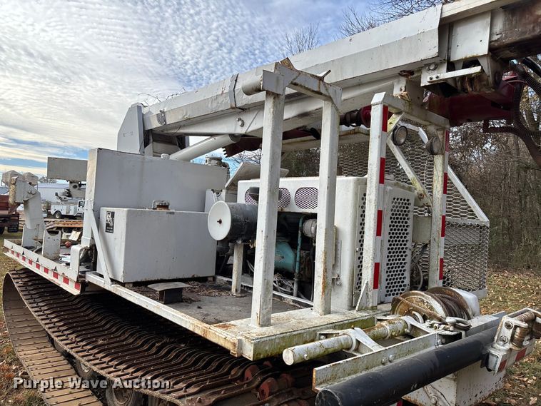 image for item EV3303 Track carrier with digger derrick