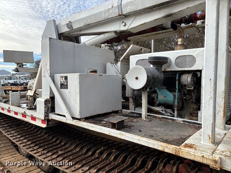 image for item EV3303 Track carrier with digger derrick