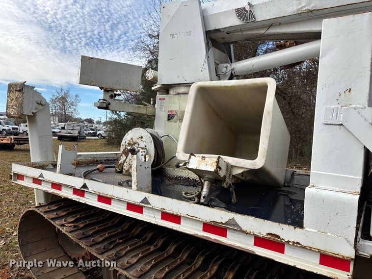 image for item EV3303 Track carrier with digger derrick