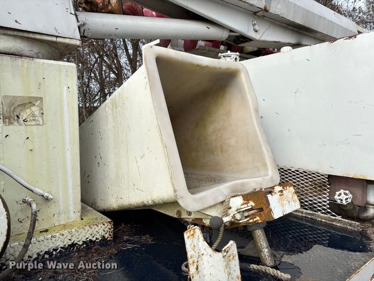 image for item EV3303 Track carrier with digger derrick