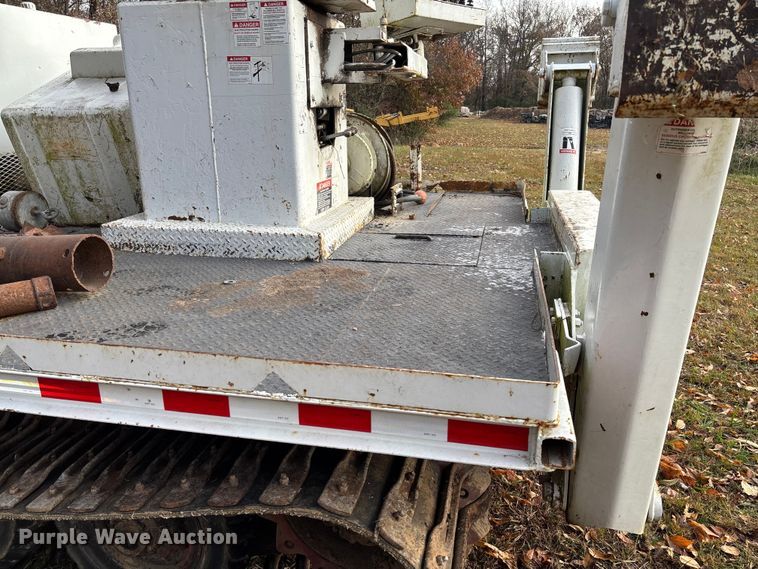 image for item EV3303 Track carrier with digger derrick