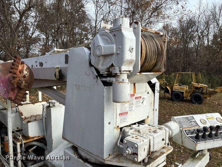 image for item EV3303 Track carrier with digger derrick
