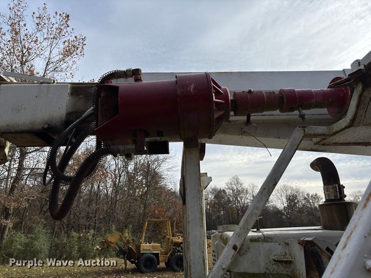 image for item EV3303 Track carrier with digger derrick