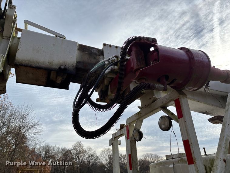image for item EV3303 Track carrier with digger derrick