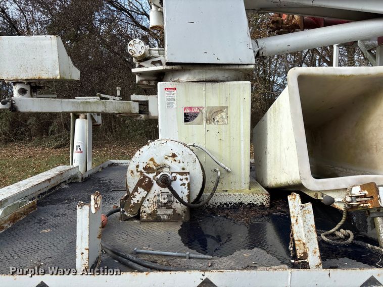 image for item EV3303 Track carrier with digger derrick