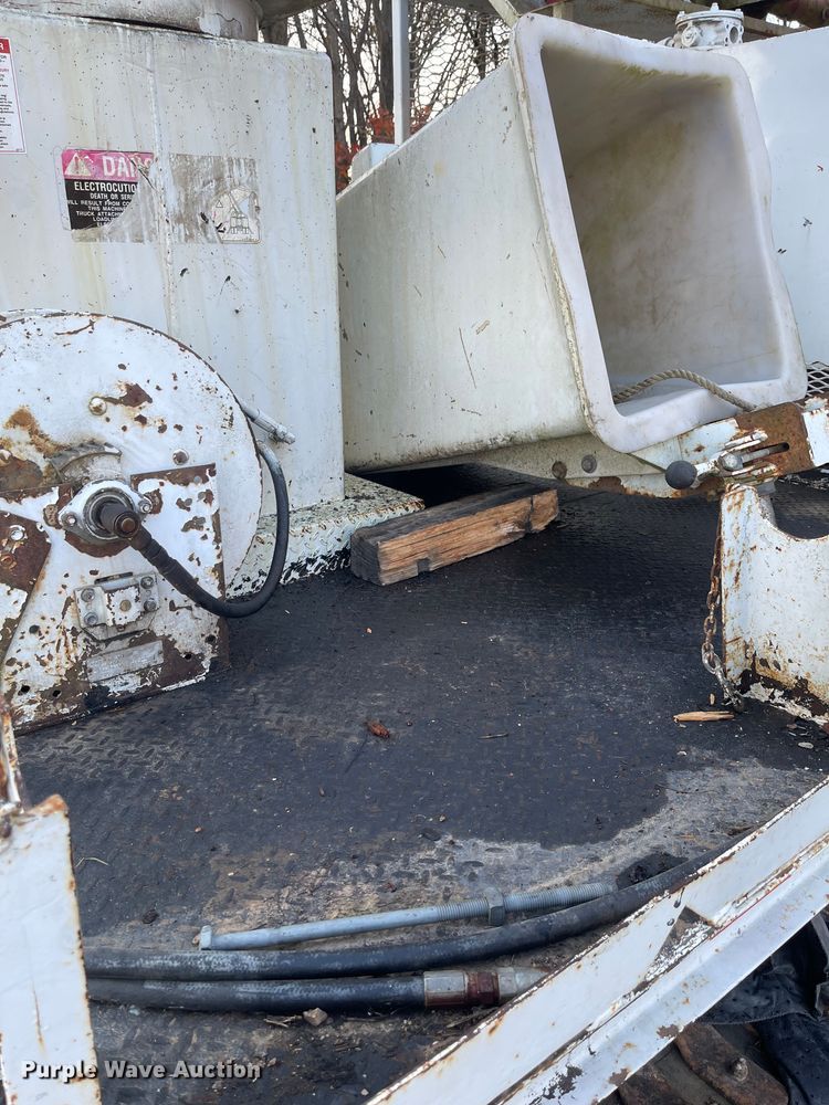 image for item EV3303 Track carrier with digger derrick