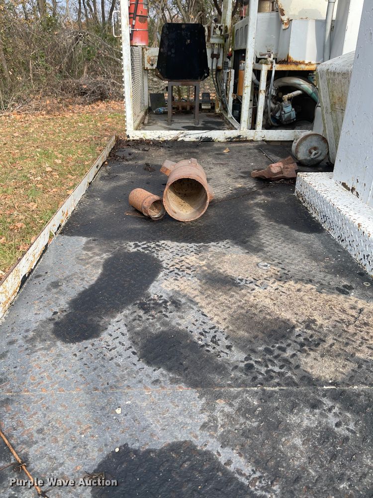 image for item EV3303 Track carrier with digger derrick