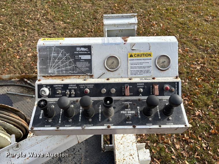 image for item EV3303 Track carrier with digger derrick