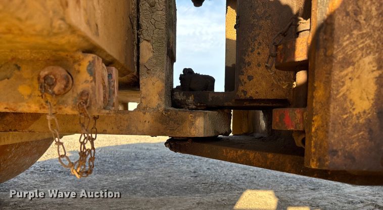 image for item EV3307 1989 Caterpillar CP-433B single drum vibratory roller