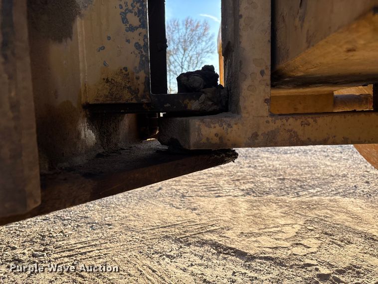 image for item EV3307 1989 Caterpillar CP-433B single drum vibratory roller