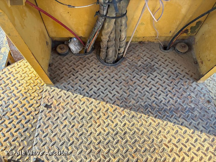 image for item EV3307 1989 Caterpillar CP-433B single drum vibratory roller