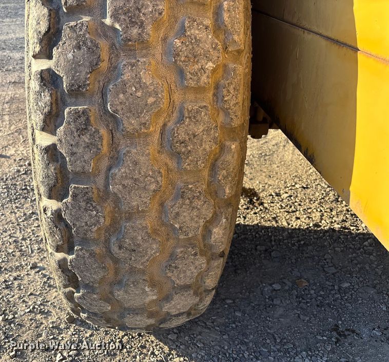 image for item EV3307 1989 Caterpillar CP-433B single drum vibratory roller