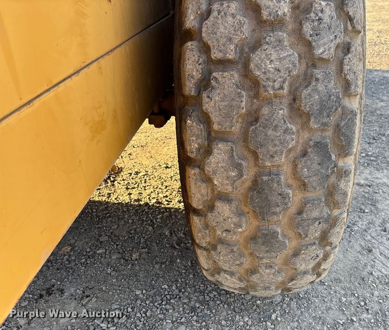 image for item EV3307 1989 Caterpillar CP-433B single drum vibratory roller