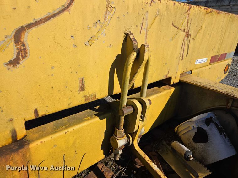 image for item EV4418 1986 Eager Beaver tilt deck equipment trailer