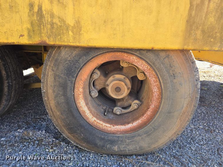 image for item EV4418 1986 Eager Beaver tilt deck equipment trailer
