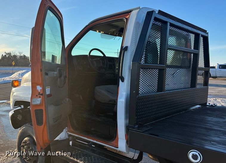 image for item FG1528 2007 GMC C5500 flatbed truck