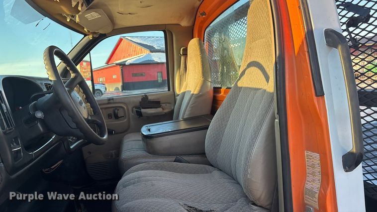 image for item FG1528 2007 GMC C5500 flatbed truck