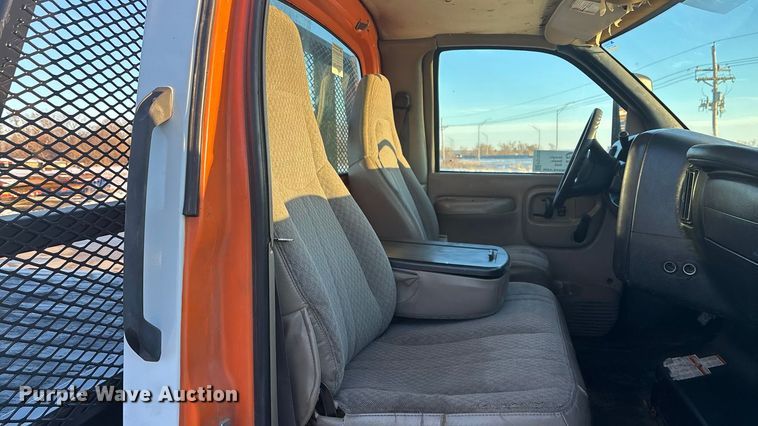 image for item FG1528 2007 GMC C5500 flatbed truck