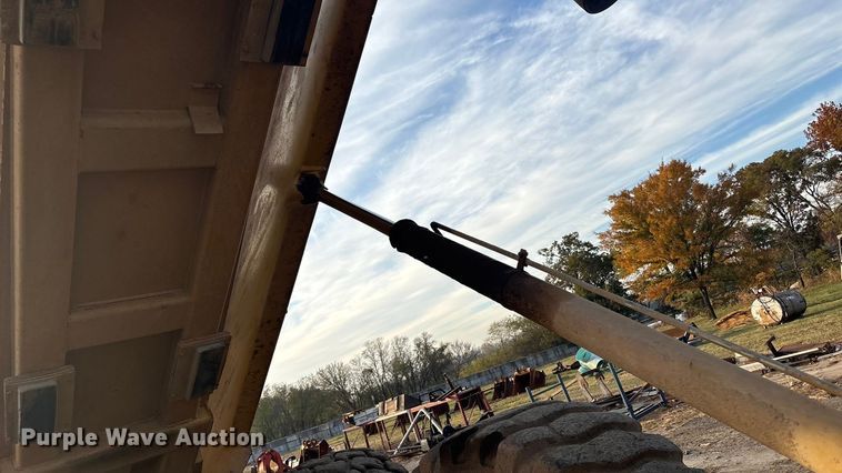 image for item FI0026 1999 Caterpillar D250EII articulated haul truck