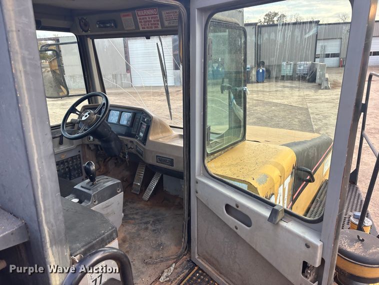 image for item FI0026 1999 Caterpillar D250EII articulated haul truck