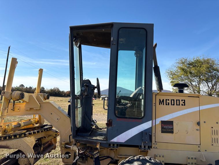 image for item FI0029 2002 New Holland RG80 motor grader