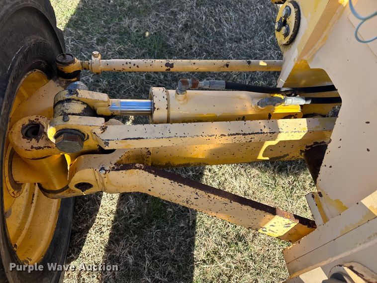 image for item FI0029 2002 New Holland RG80 motor grader