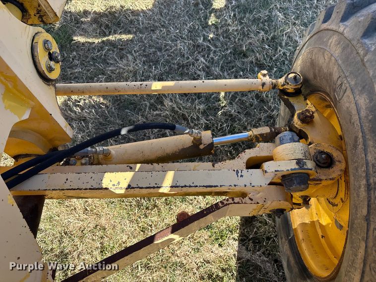 image for item FI0029 2002 New Holland RG80 motor grader