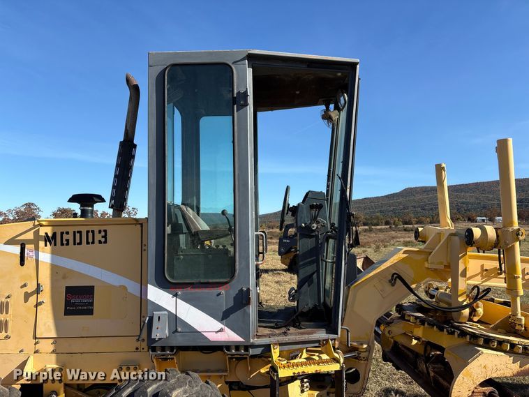 image for item FI0029 2002 New Holland RG80 motor grader