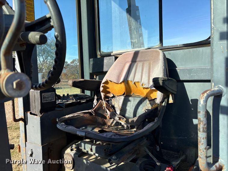 image for item FI0029 2002 New Holland RG80 motor grader