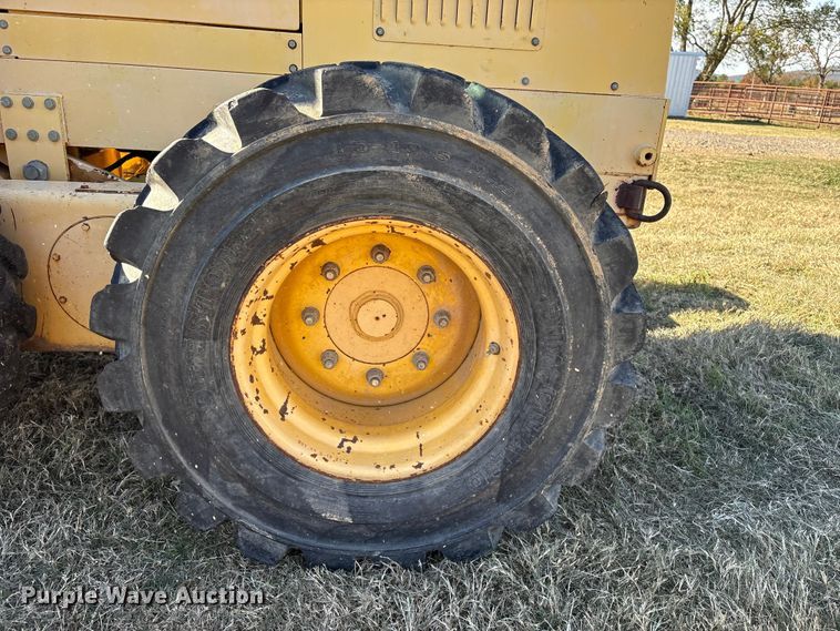 image for item FI0029 2002 New Holland RG80 motor grader