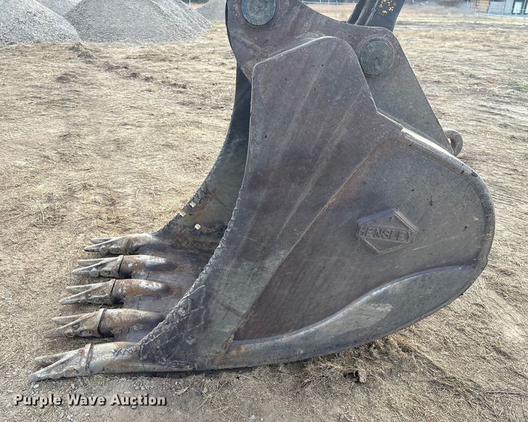 image for item FI0056 2007 Komatsu PC200LC-8 excavator