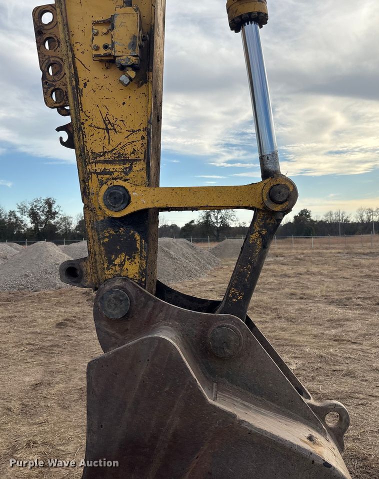 image for item FI0056 2007 Komatsu PC200LC-8 excavator