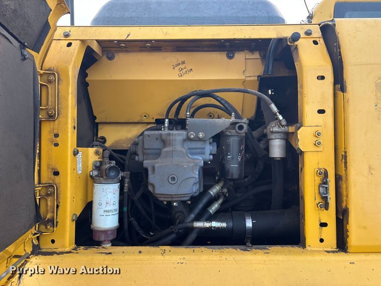 image for item FI0056 2007 Komatsu PC200LC-8 excavator