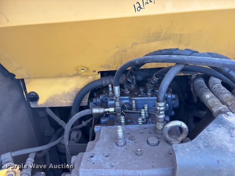 image for item FI0056 2007 Komatsu PC200LC-8 excavator