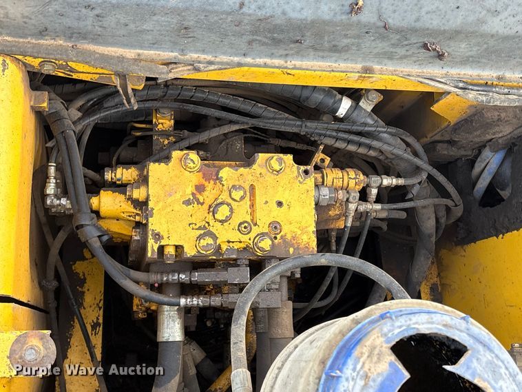 image for item FI0056 2007 Komatsu PC200LC-8 excavator