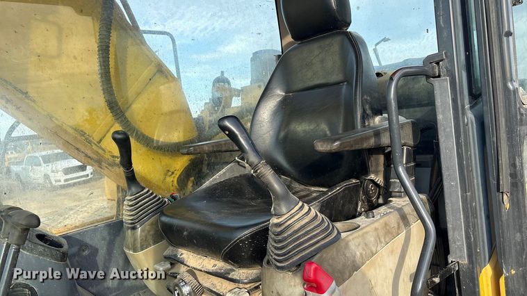 image for item FI0056 2007 Komatsu PC200LC-8 excavator
