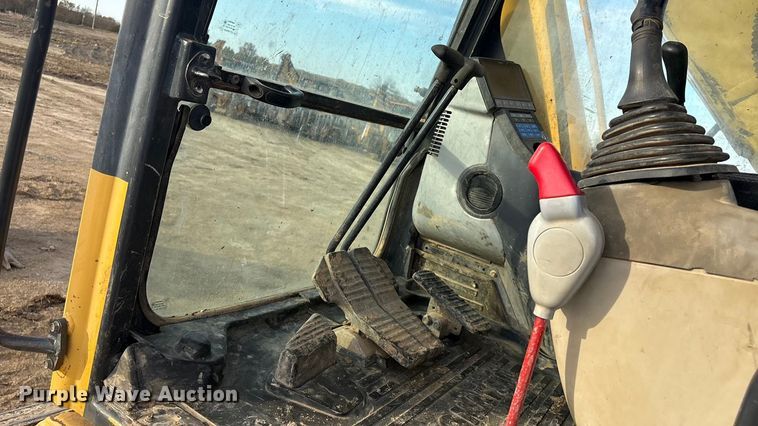 image for item FI0056 2007 Komatsu PC200LC-8 excavator