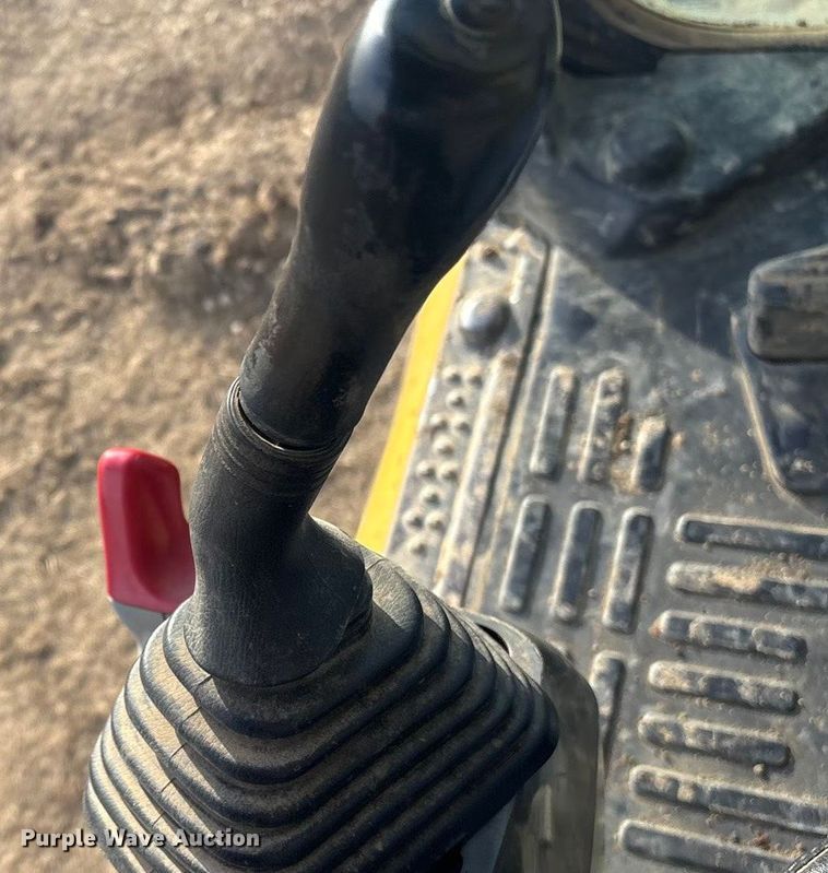 image for item FI0056 2007 Komatsu PC200LC-8 excavator