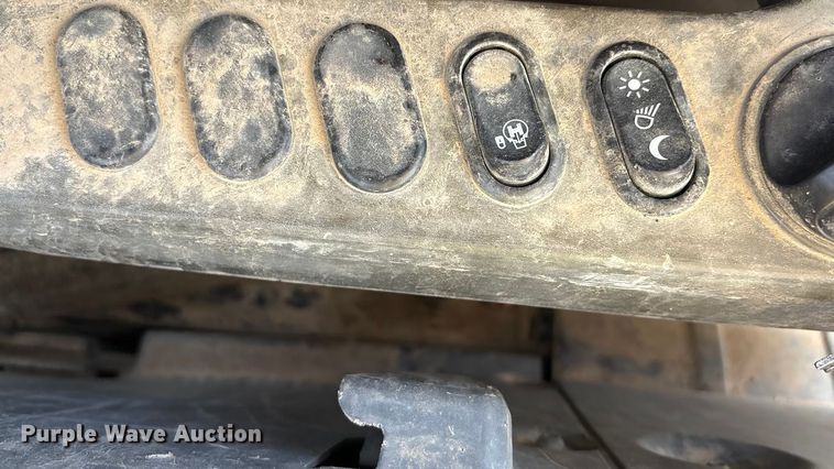 image for item FI0056 2007 Komatsu PC200LC-8 excavator