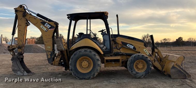 RETROEXCAVADORA 2011 CATERPILLAR 420E