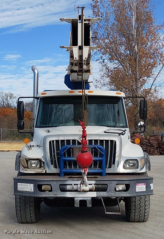 image for item FK0552 2004 International 7500 crane truck