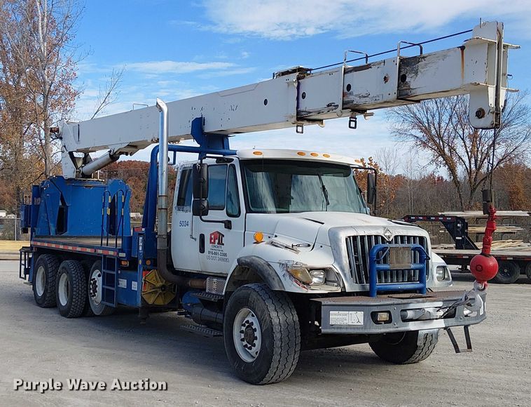 image for item FK0552 2004 International 7500 crane truck