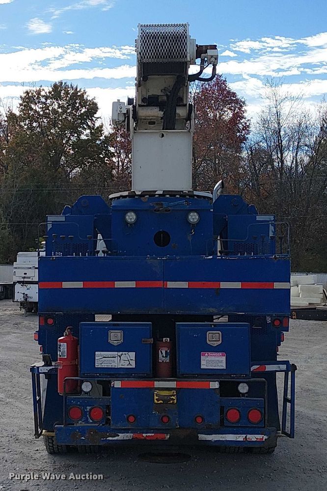 image for item FK0552 2004 International 7500 crane truck