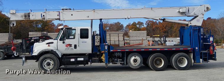image for item FK0552 2004 International 7500 crane truck