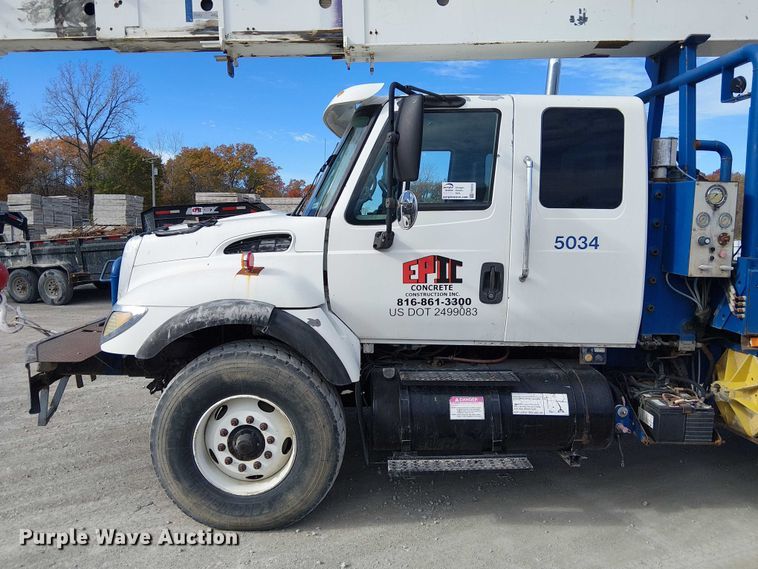 image for item FK0552 2004 International 7500 crane truck
