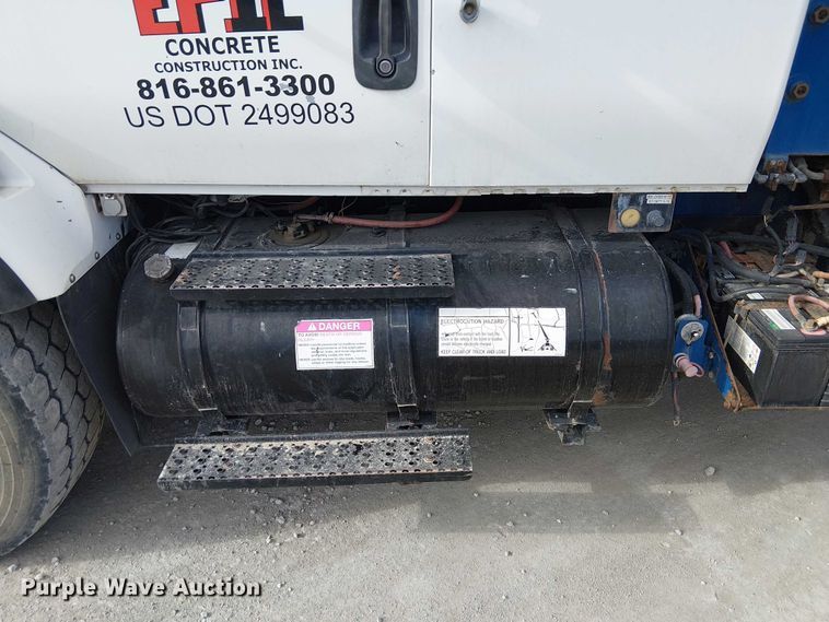 image for item FK0552 2004 International 7500 crane truck