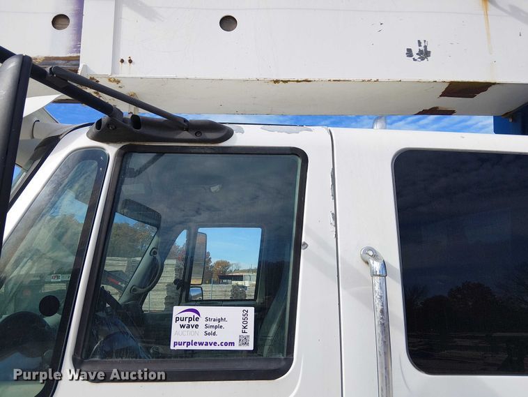 image for item FK0552 2004 International 7500 crane truck