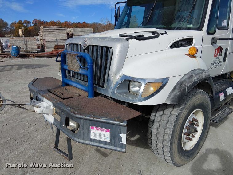 image for item FK0552 2004 International 7500 crane truck