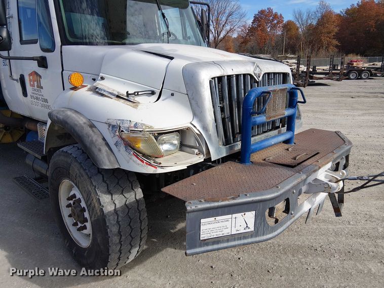 image for item FK0552 2004 International 7500 crane truck