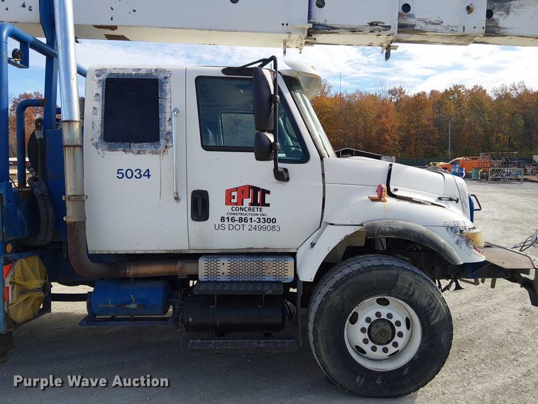 image for item FK0552 2004 International 7500 crane truck